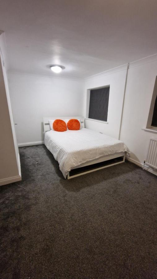 Comfort Sleep - Rooms With Shared Facilities Windsor Eksteriør bilde