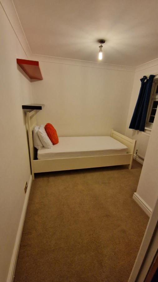Comfort Sleep - Rooms With Shared Facilities Windsor Eksteriør bilde