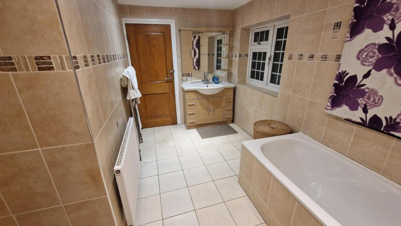Comfort Sleep - Rooms With Shared Facilities Windsor Eksteriør bilde