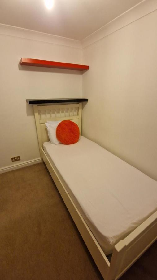Comfort Sleep - Rooms With Shared Facilities Windsor Eksteriør bilde