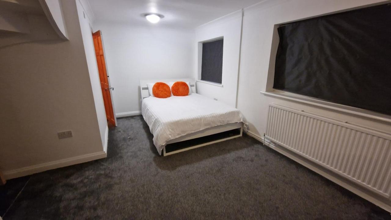 Comfort Sleep - Rooms With Shared Facilities Windsor Eksteriør bilde