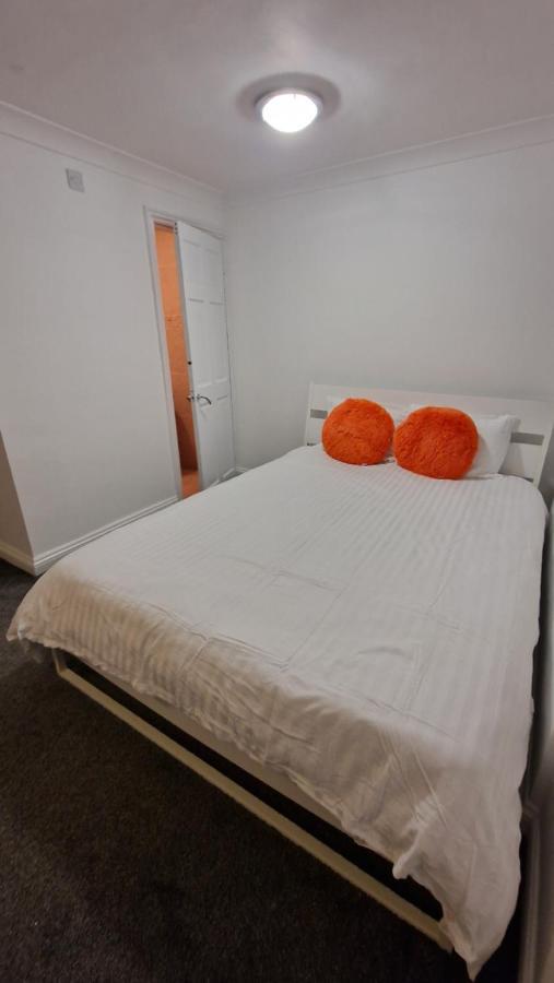 Comfort Sleep - Rooms With Shared Facilities Windsor Eksteriør bilde