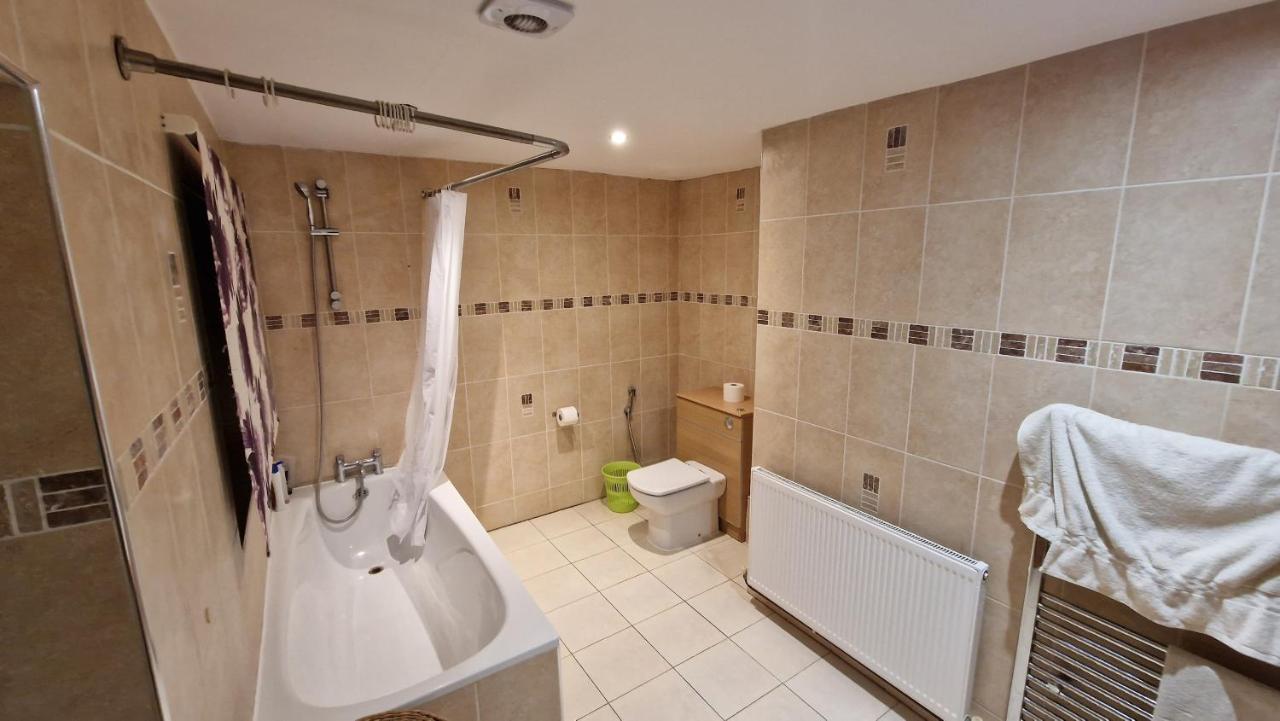Comfort Sleep - Rooms With Shared Facilities Windsor Eksteriør bilde