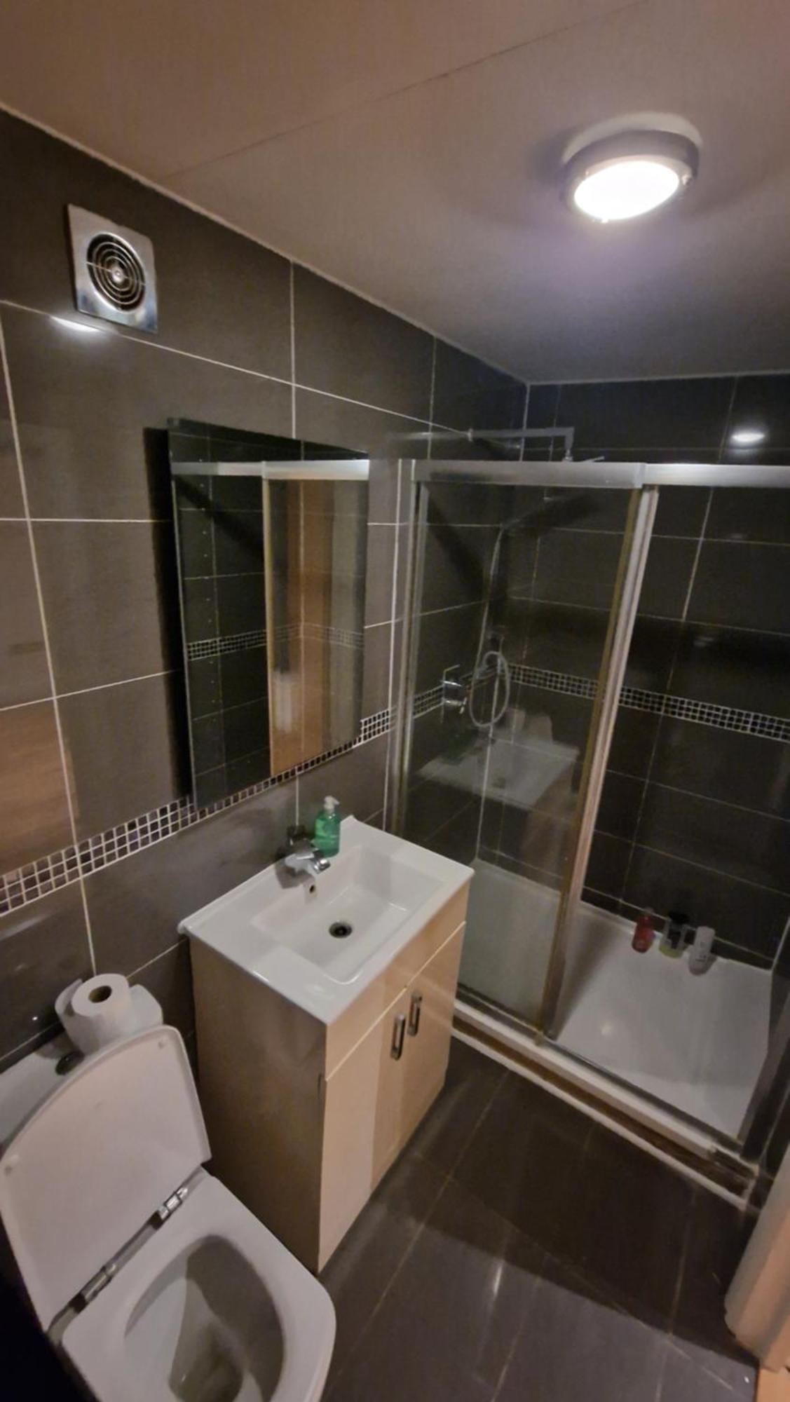 Comfort Sleep - Rooms With Shared Facilities Windsor Eksteriør bilde