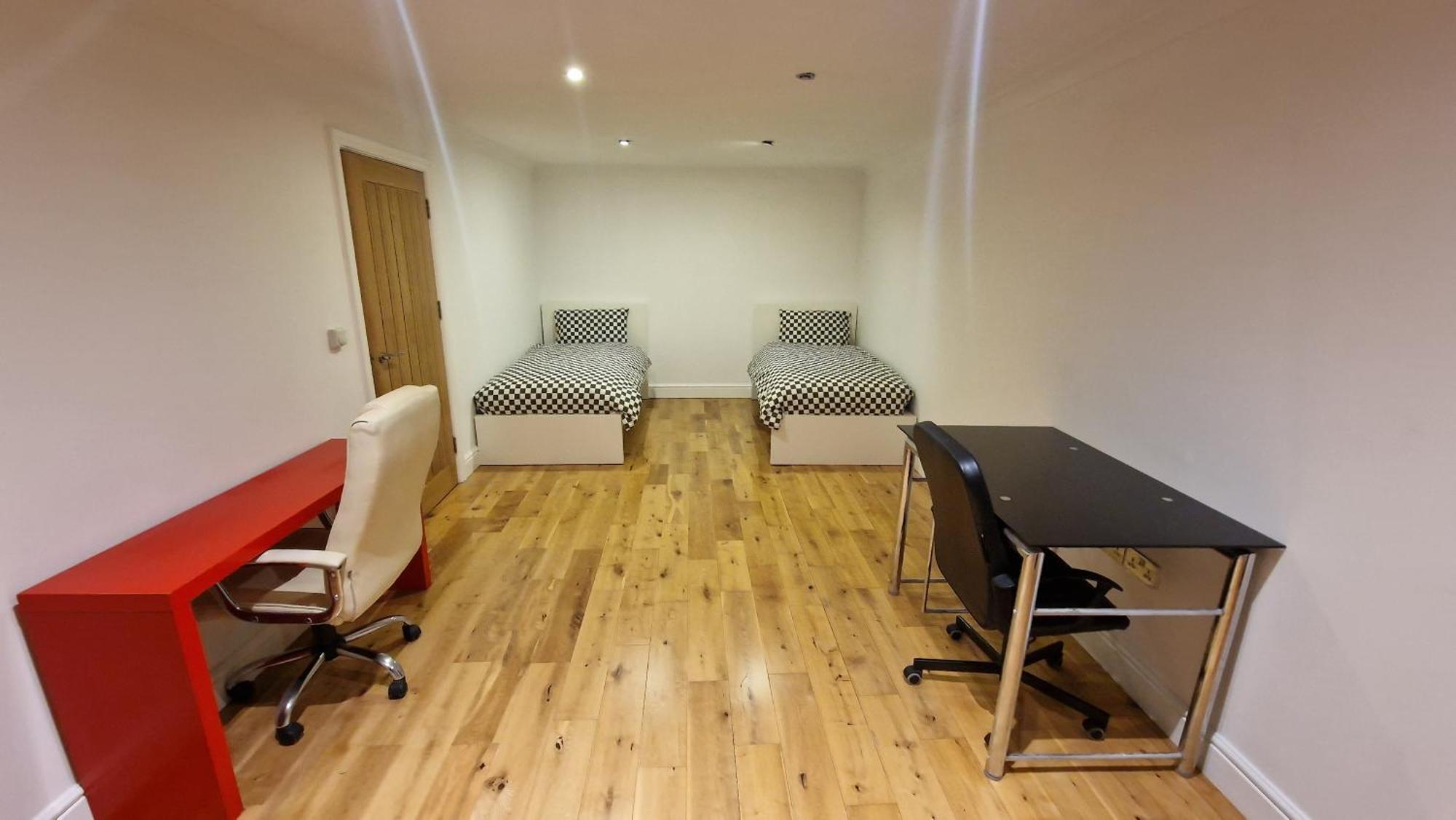 Comfort Sleep - Rooms With Shared Facilities Windsor Eksteriør bilde