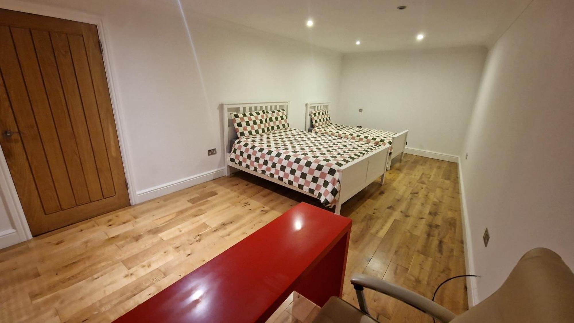 Comfort Sleep - Rooms With Shared Facilities Windsor Eksteriør bilde