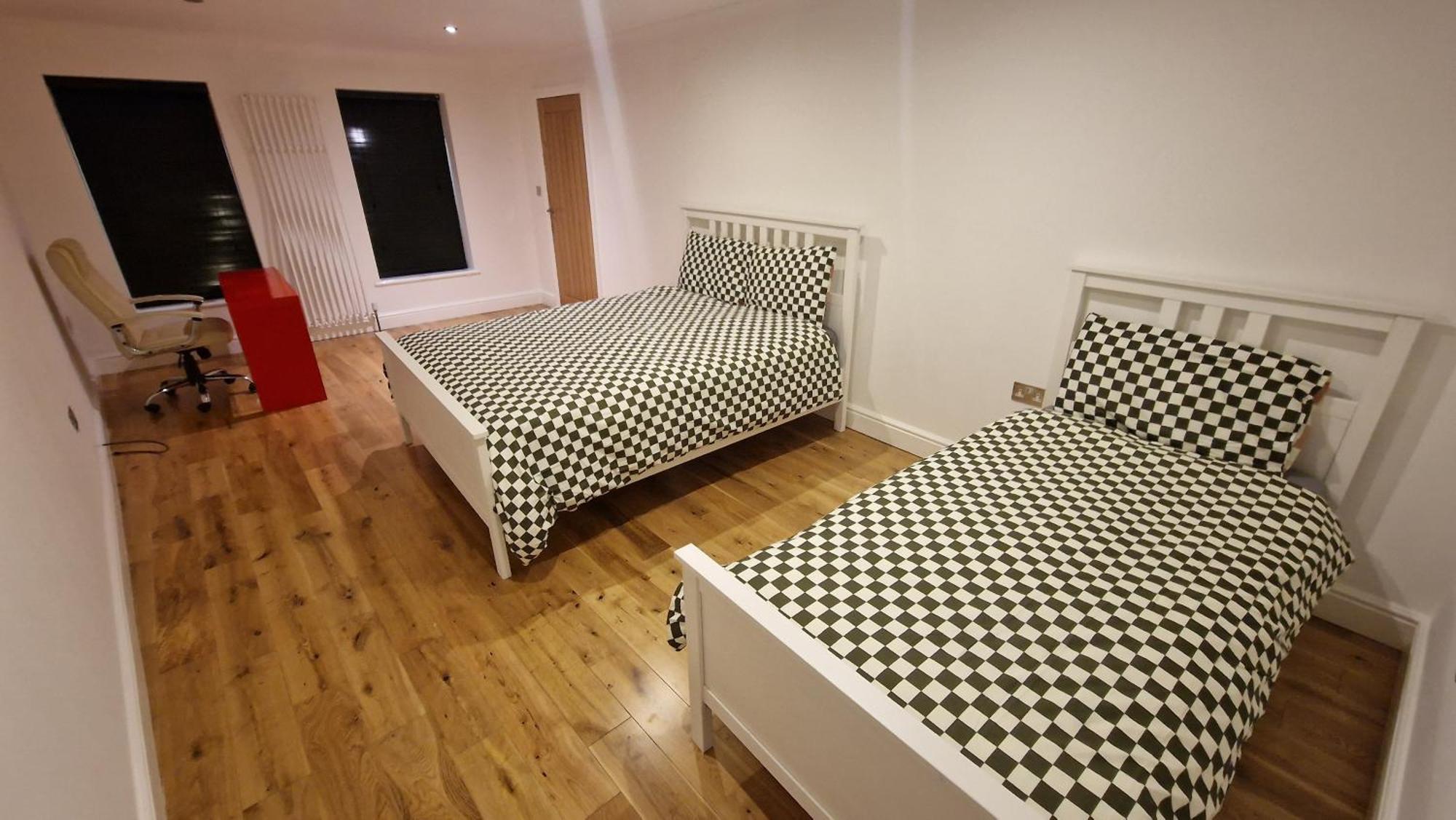Comfort Sleep - Rooms With Shared Facilities Windsor Eksteriør bilde